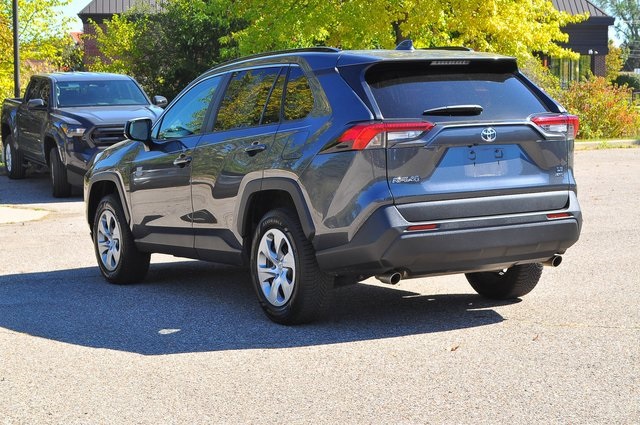 2020 Toyota RAV4 LE photo 5