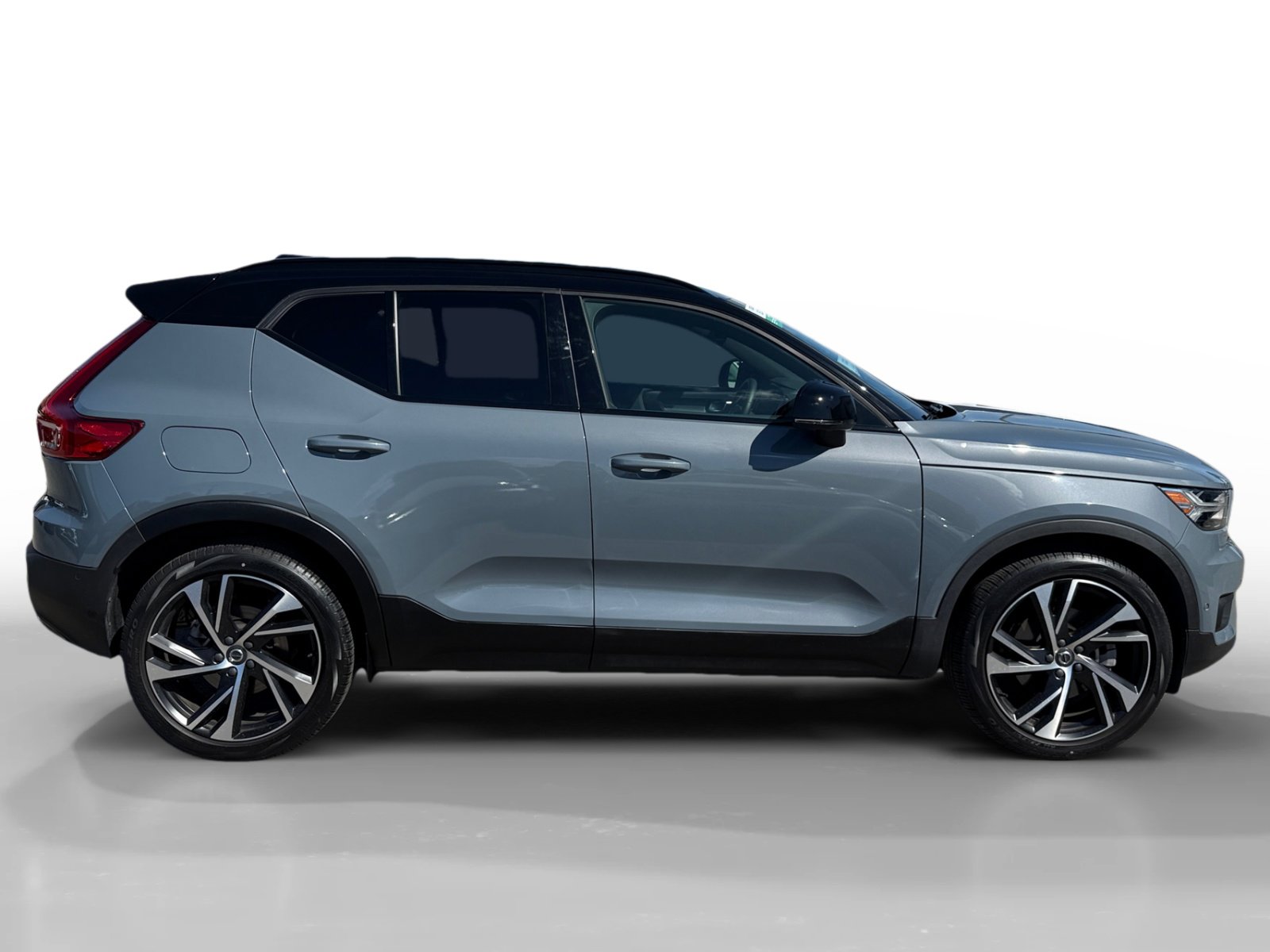 2022 Volvo XC40 R-Design photo 5