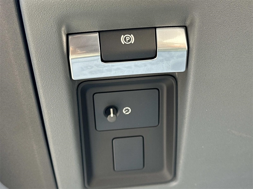 2025 Land Rover Defender 110 photo 24