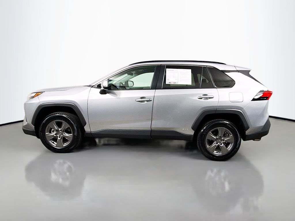 2024 Toyota RAV4 Hybrid XLE photo 2