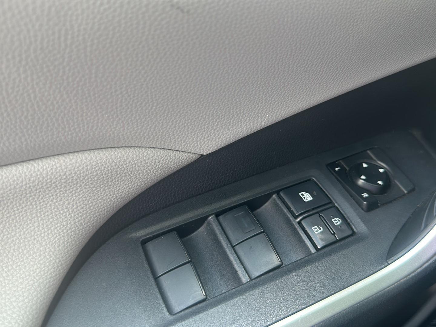 2019 Toyota RAV4 XLE photo 6