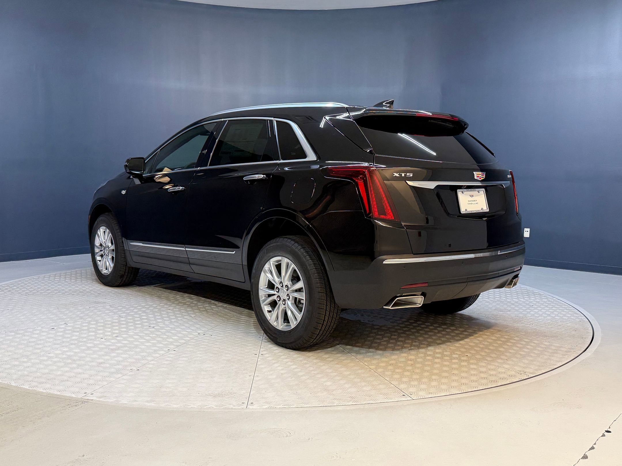 2025 Cadillac XT5 Luxury photo 2