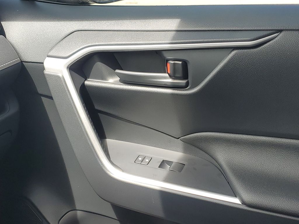 2025 Toyota RAV4 Hybrid LE photo 21