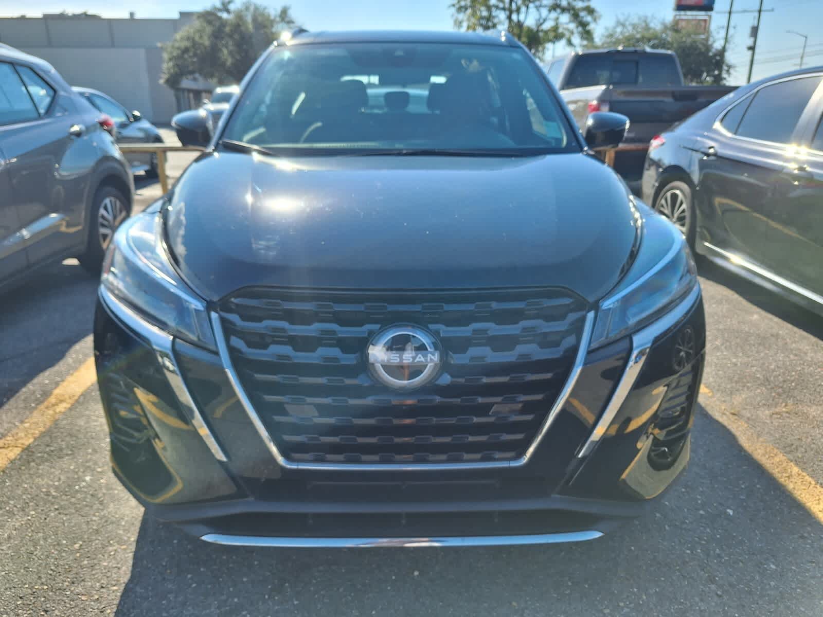 2023 Nissan Kicks SR photo 2