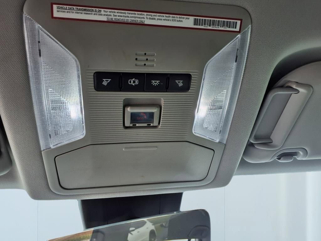 2020 Toyota RAV4 XLE photo 18
