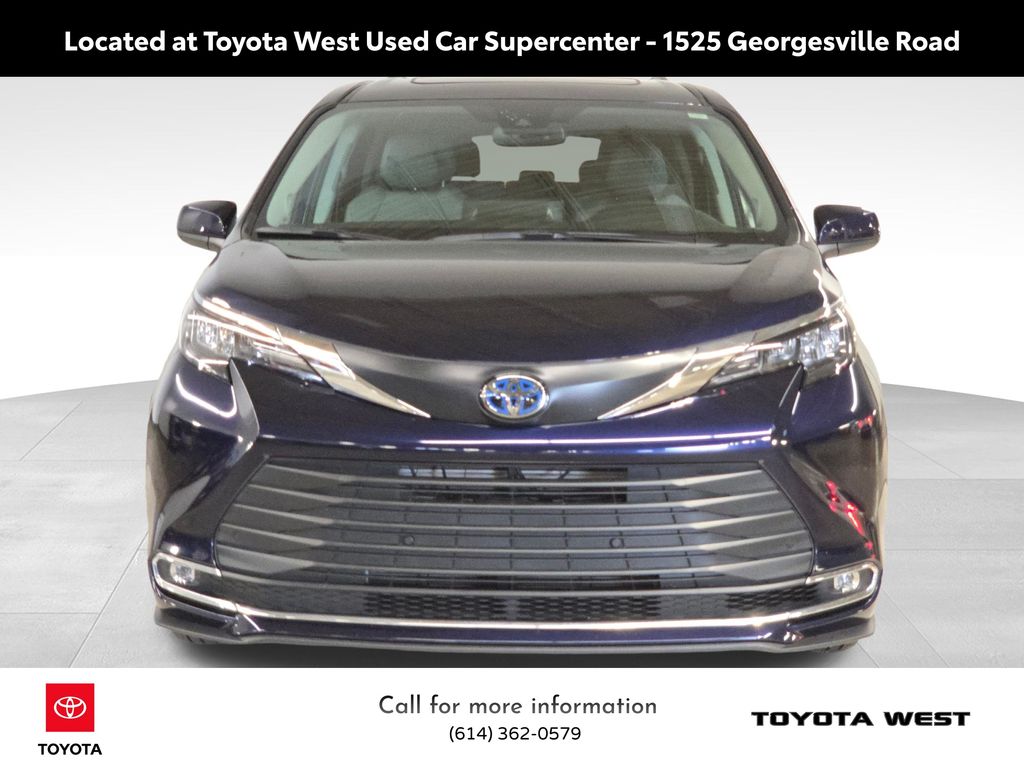2024 Toyota Sienna XLE photo 2