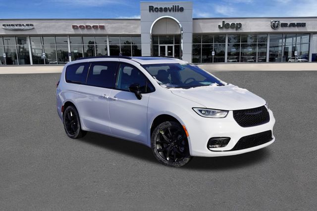 2026 Chrysler Pacifica Limited's photo