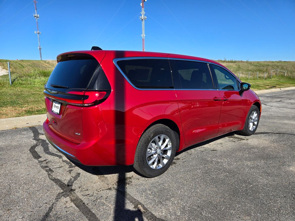 2026 Chrysler Pacifica photo 3