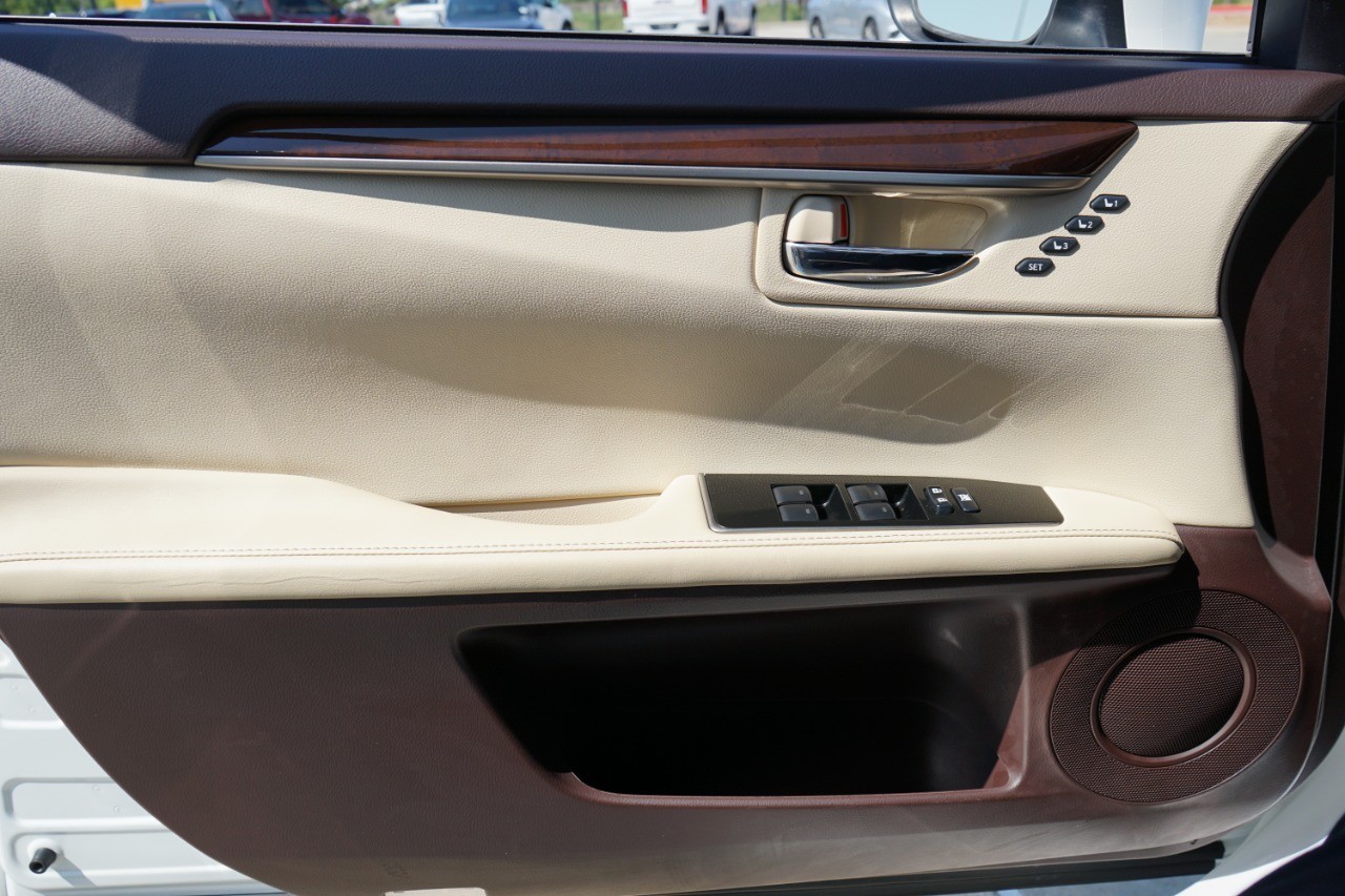 2017 Lexus ES 350 photo 23
