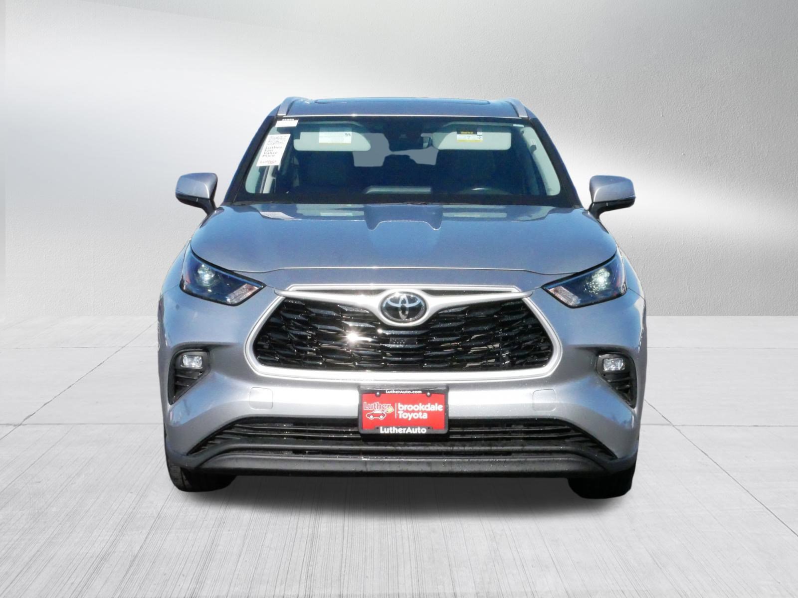 Certified 2022 Toyota Highlander XLE with VIN 5TDGZRBH9NS187870 for sale in Brooklyn Center, Minnesota