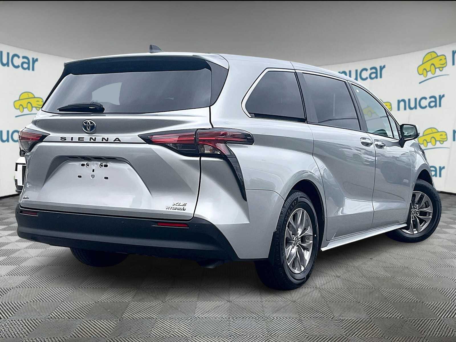 2022 Toyota Sienna XLE photo 6
