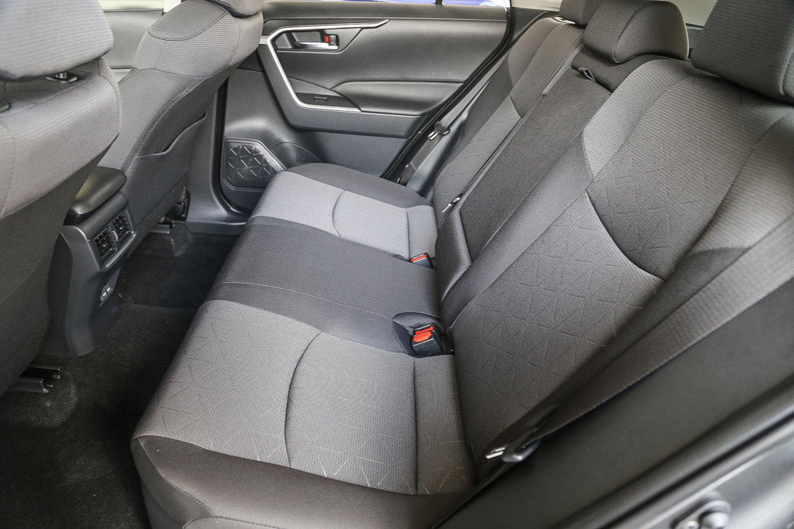 2025 Toyota RAV4 Hybrid XLE photo 18