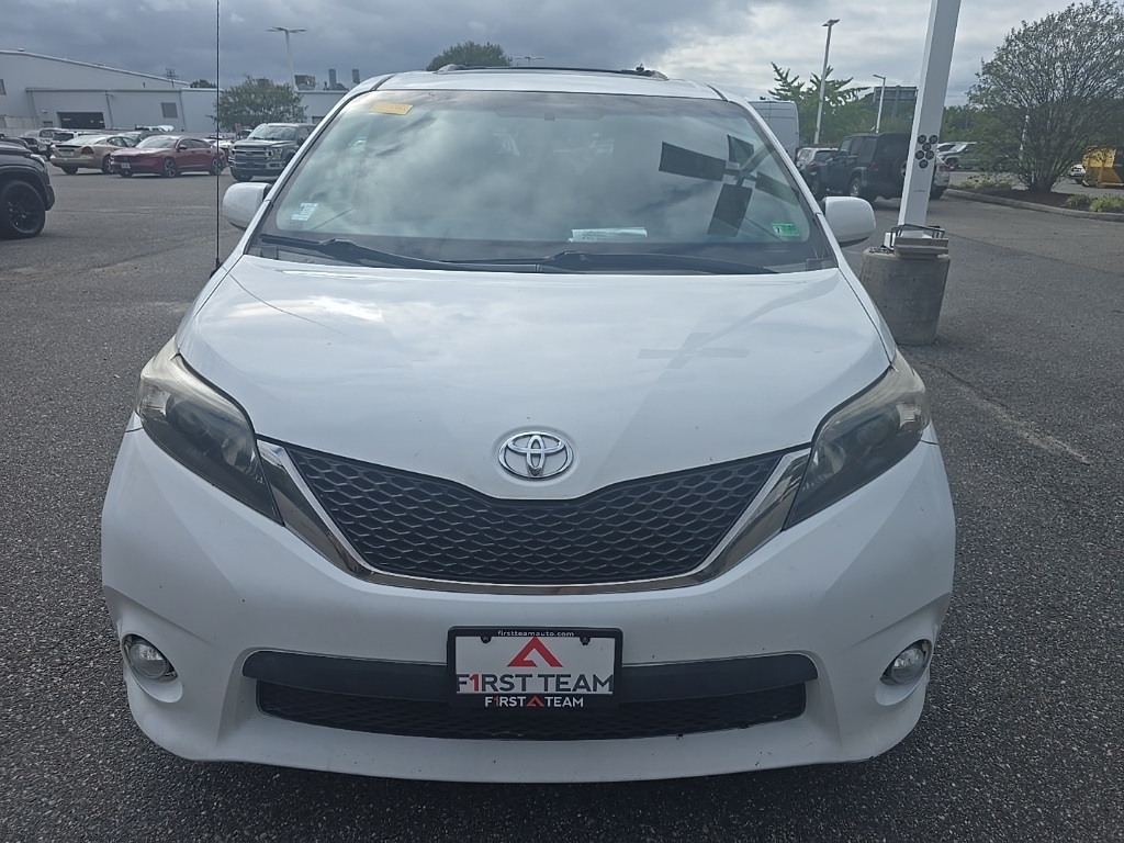 2014 Toyota Sienna SE photo 2