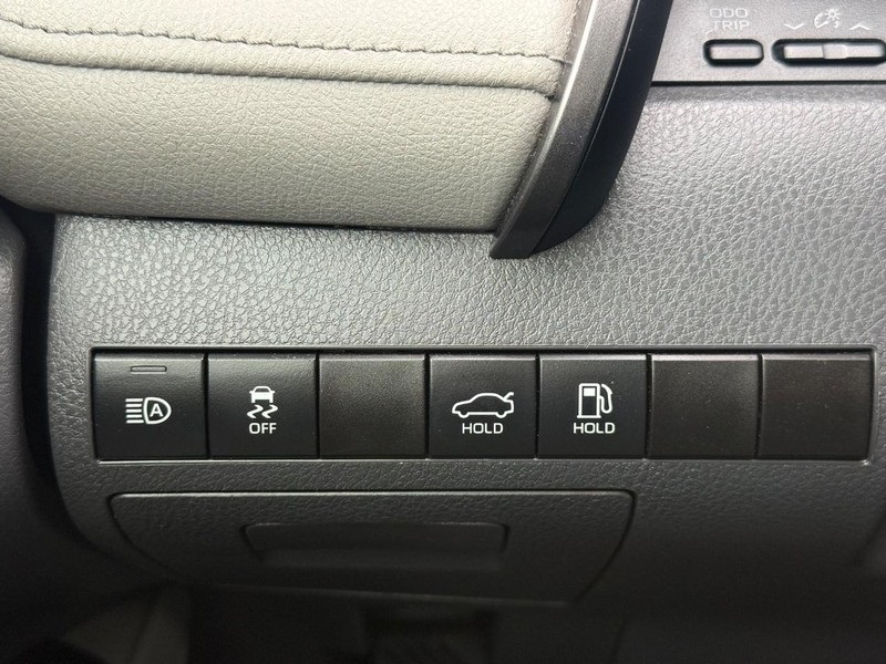 2023 Toyota Camry Hybrid LE photo 28