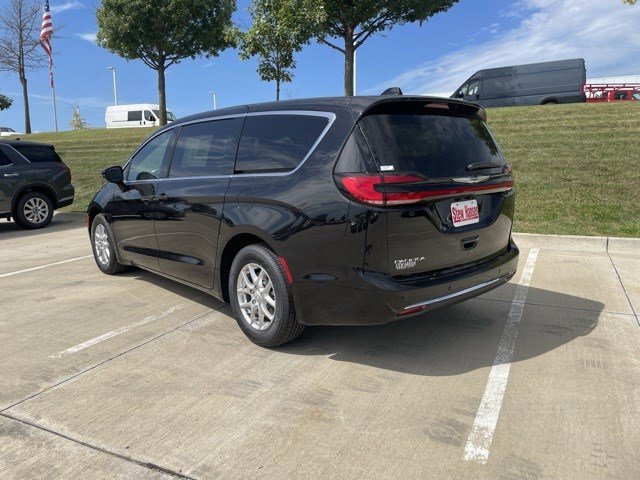 2026 Chrysler Pacifica photo 2