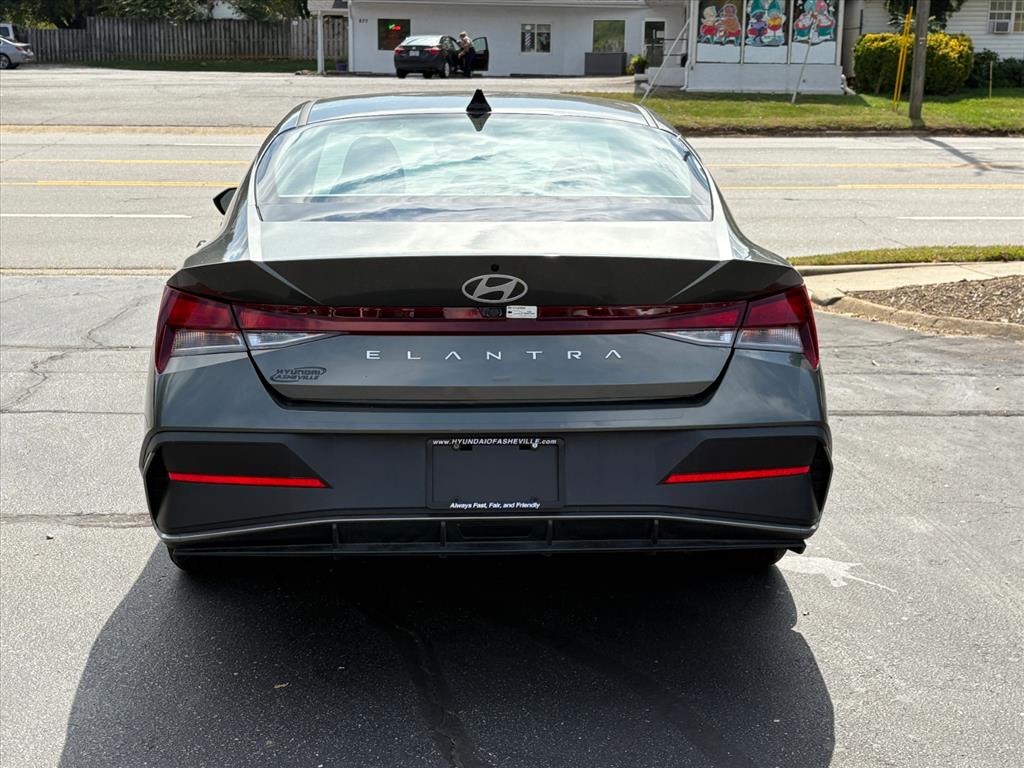 2024 Hyundai Elantra SEL photo 4