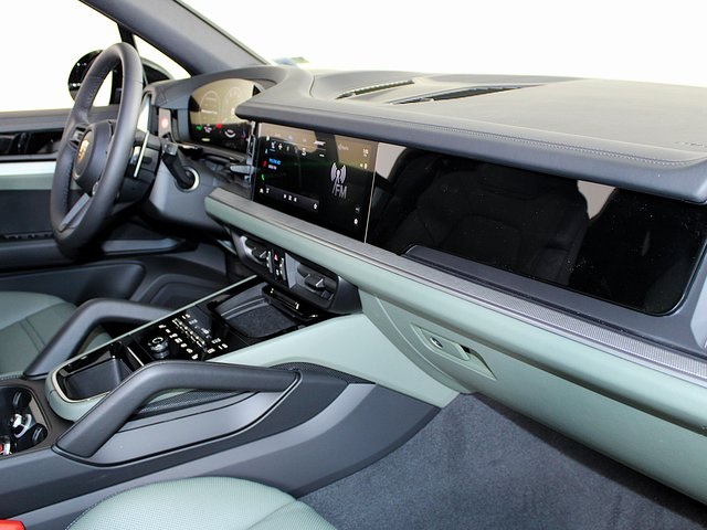 2025 Porsche Cayenne S photo 26