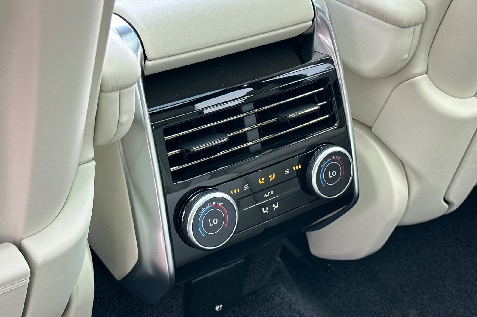 2025 Land Rover Range Rover SE photo 13