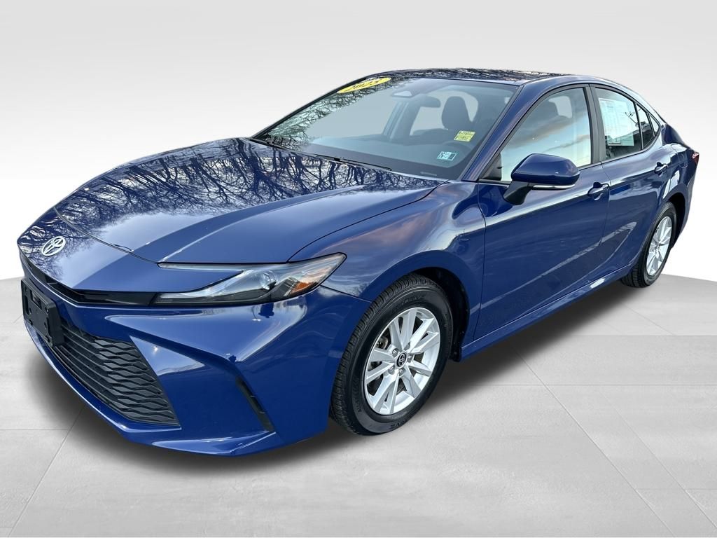 2025 Toyota Camry LE's photo