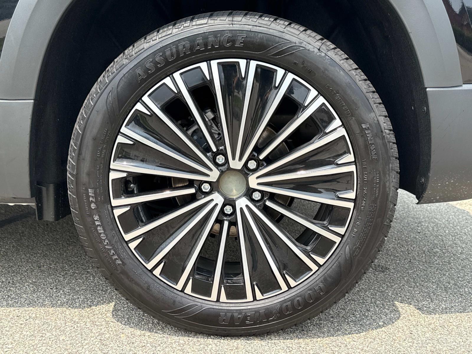 2025 Volkswagen Taos SE photo 2