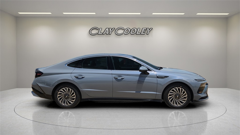 2025 Hyundai Sonata Hybrid Limited photo 2