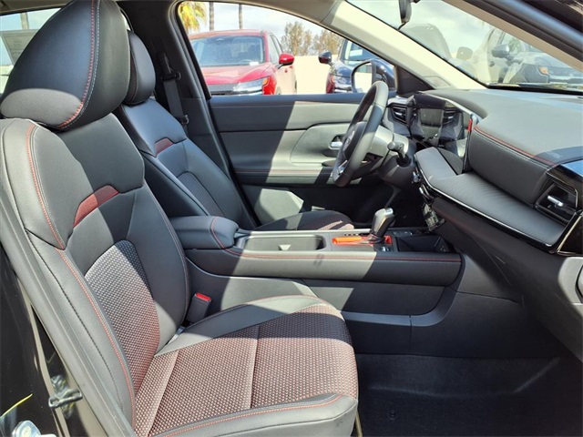 2026 Nissan Kicks SR photo 5