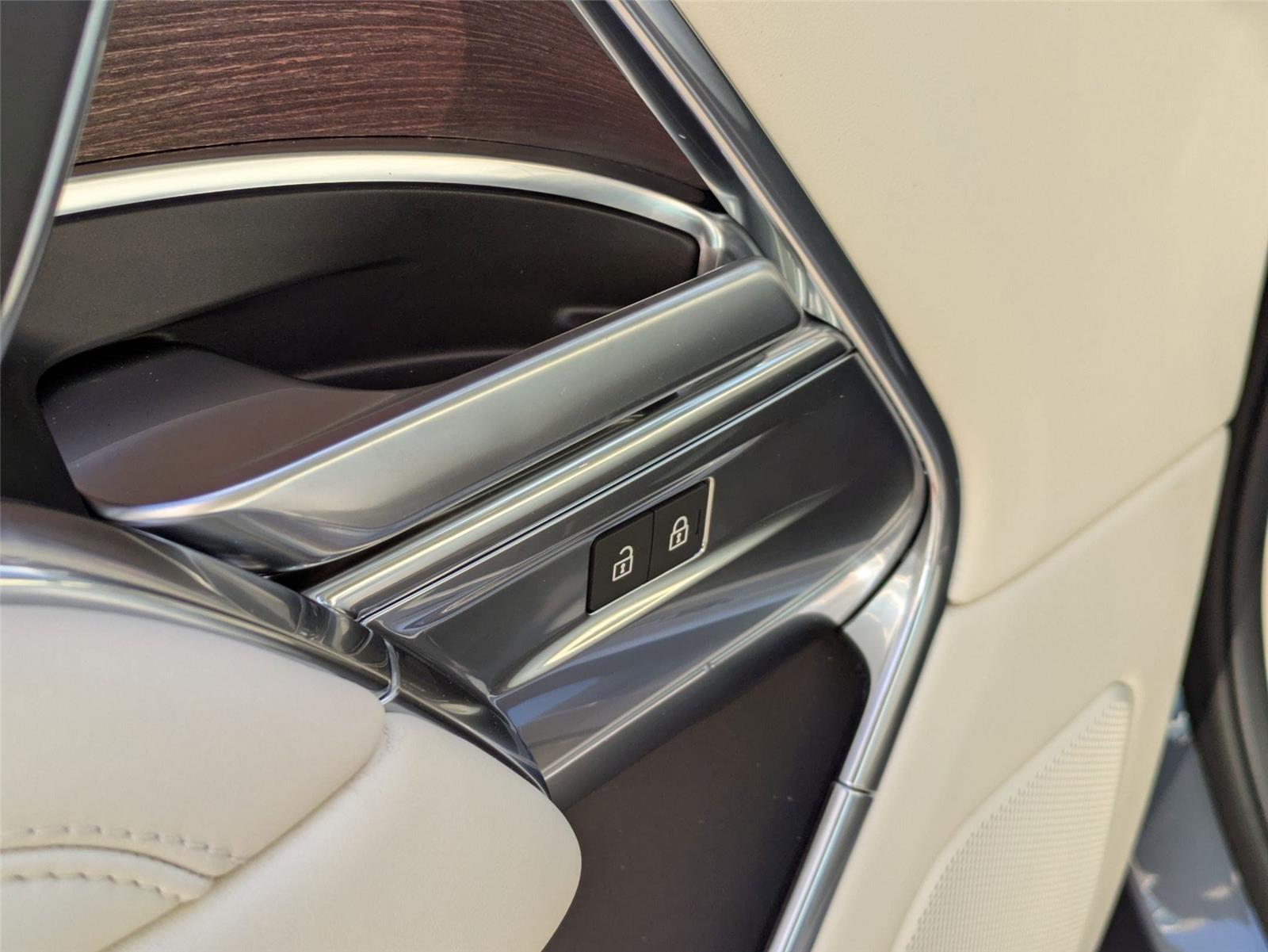 2025 Land Rover Range Rover SE photo 13
