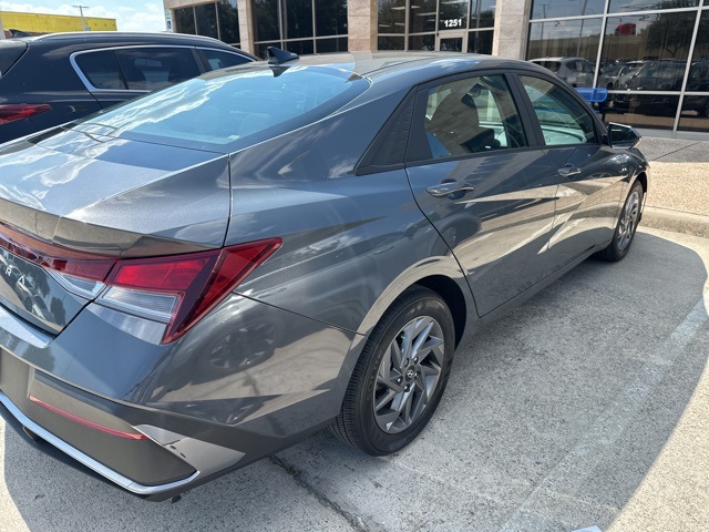 2024 Hyundai Elantra SEL photo 4