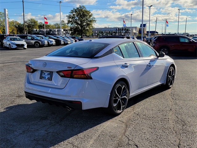 2025 Nissan Altima SR photo 3