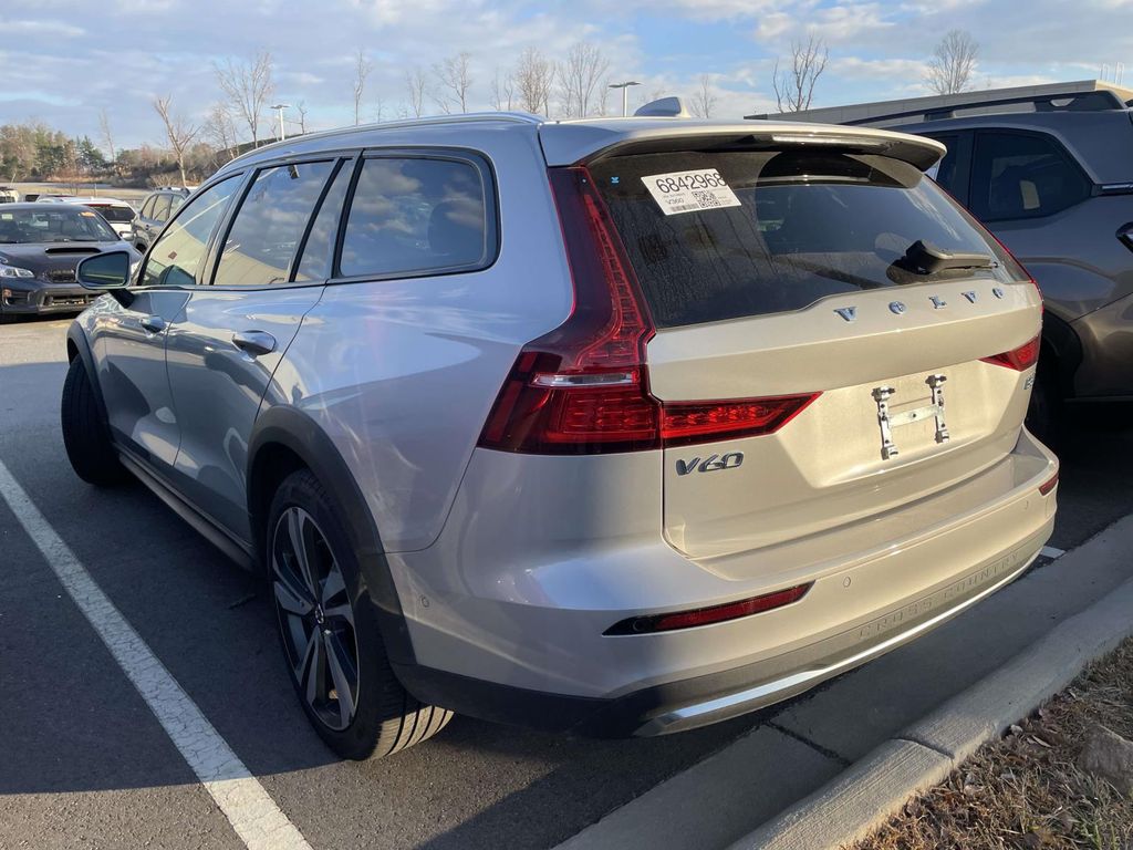 2025 Volvo V60 Cross Country B5 Plus photo 3