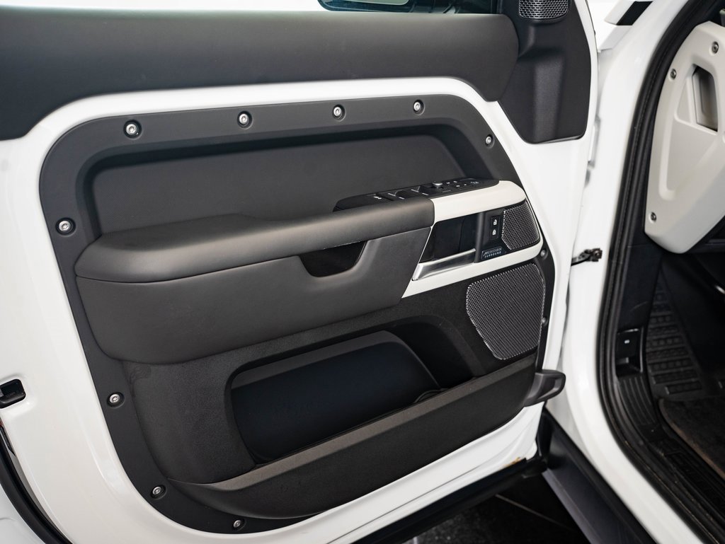 2020 Land Rover Defender 110 HSE photo 17