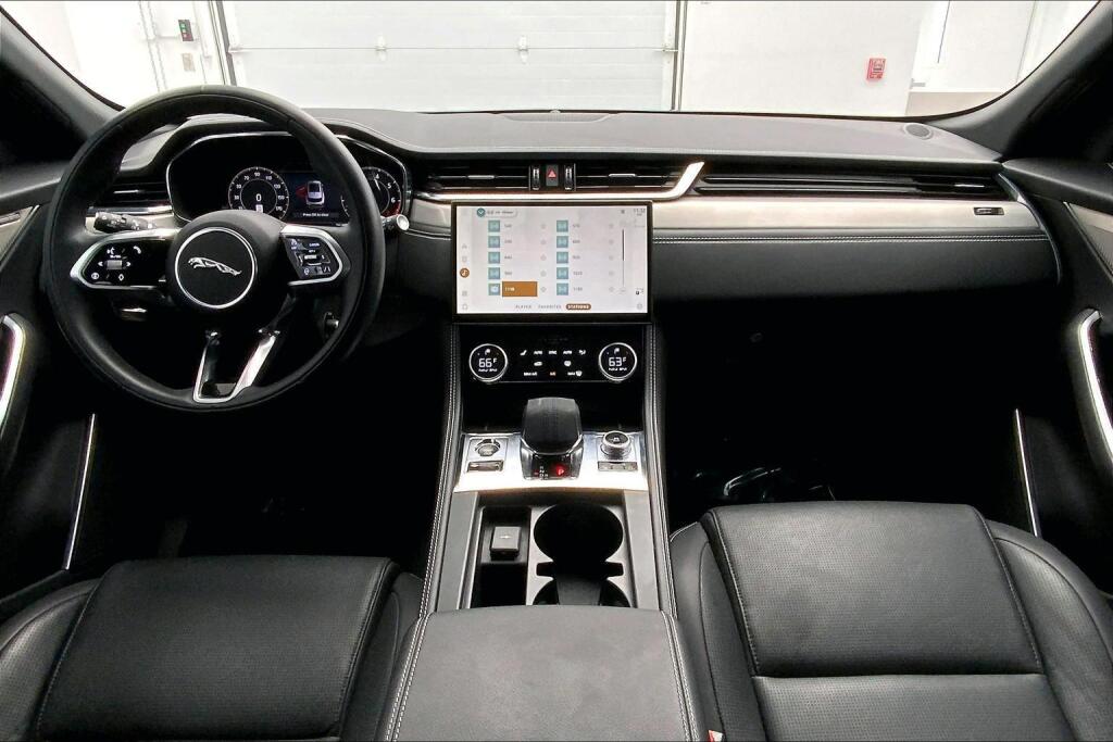 2025 Jaguar F-PACE P250 R-Dynamic S photo 12