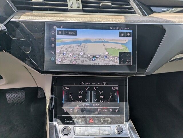 2022 Audi e-tron Premium Plus photo 23