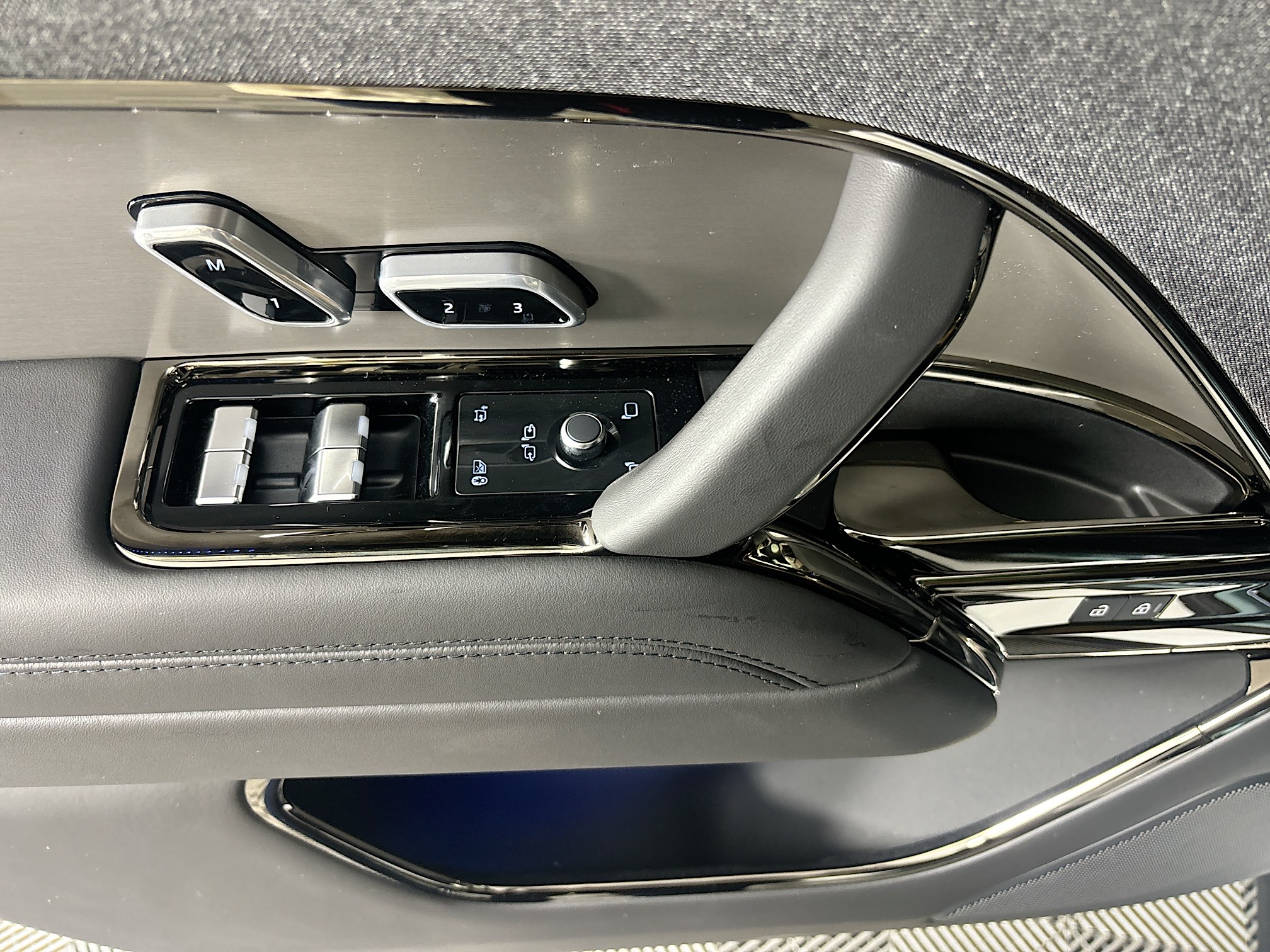 2025 Land Rover Range Rover Sport SE photo 17