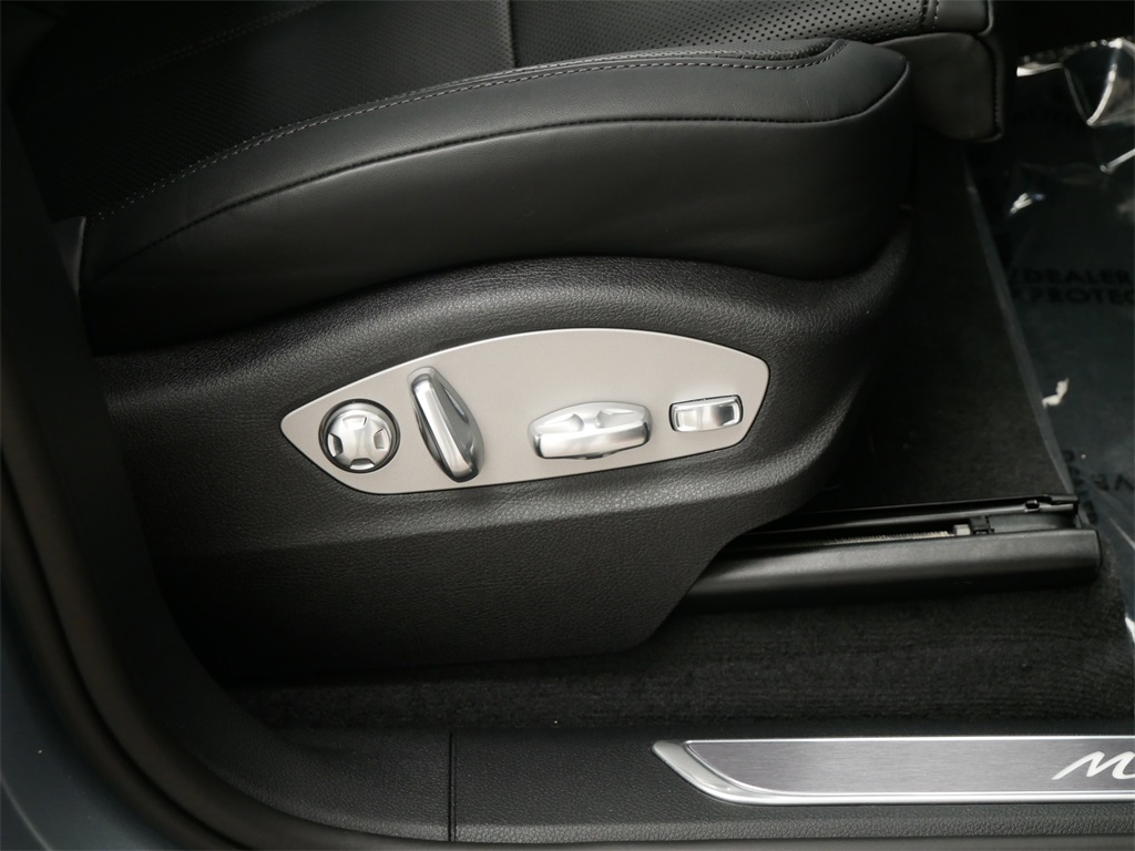 2024 Porsche Macan T photo 25