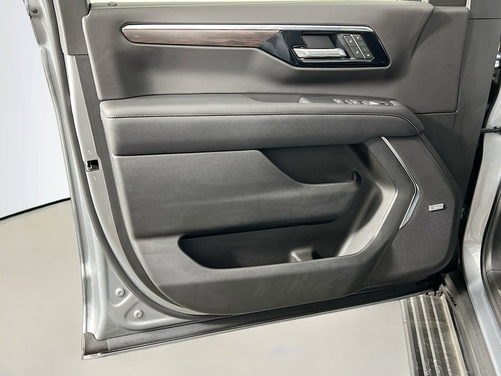 2025 Chevrolet Suburban Premier photo 14