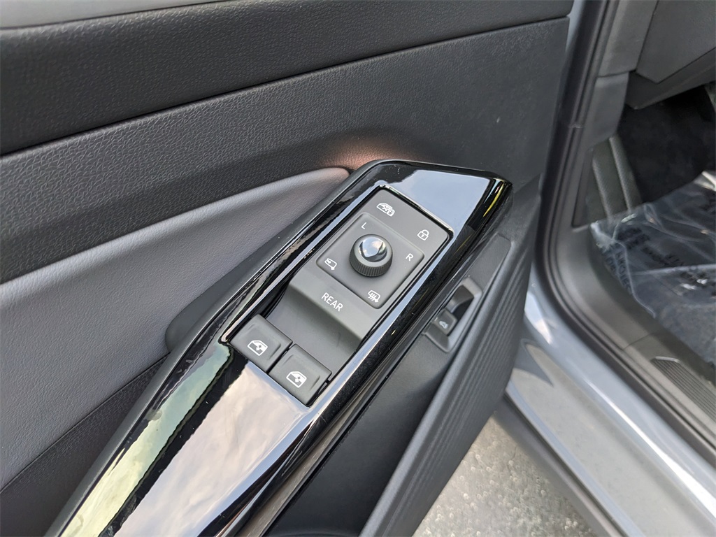 2025 Volkswagen ID.4 Pro Plus photo 17