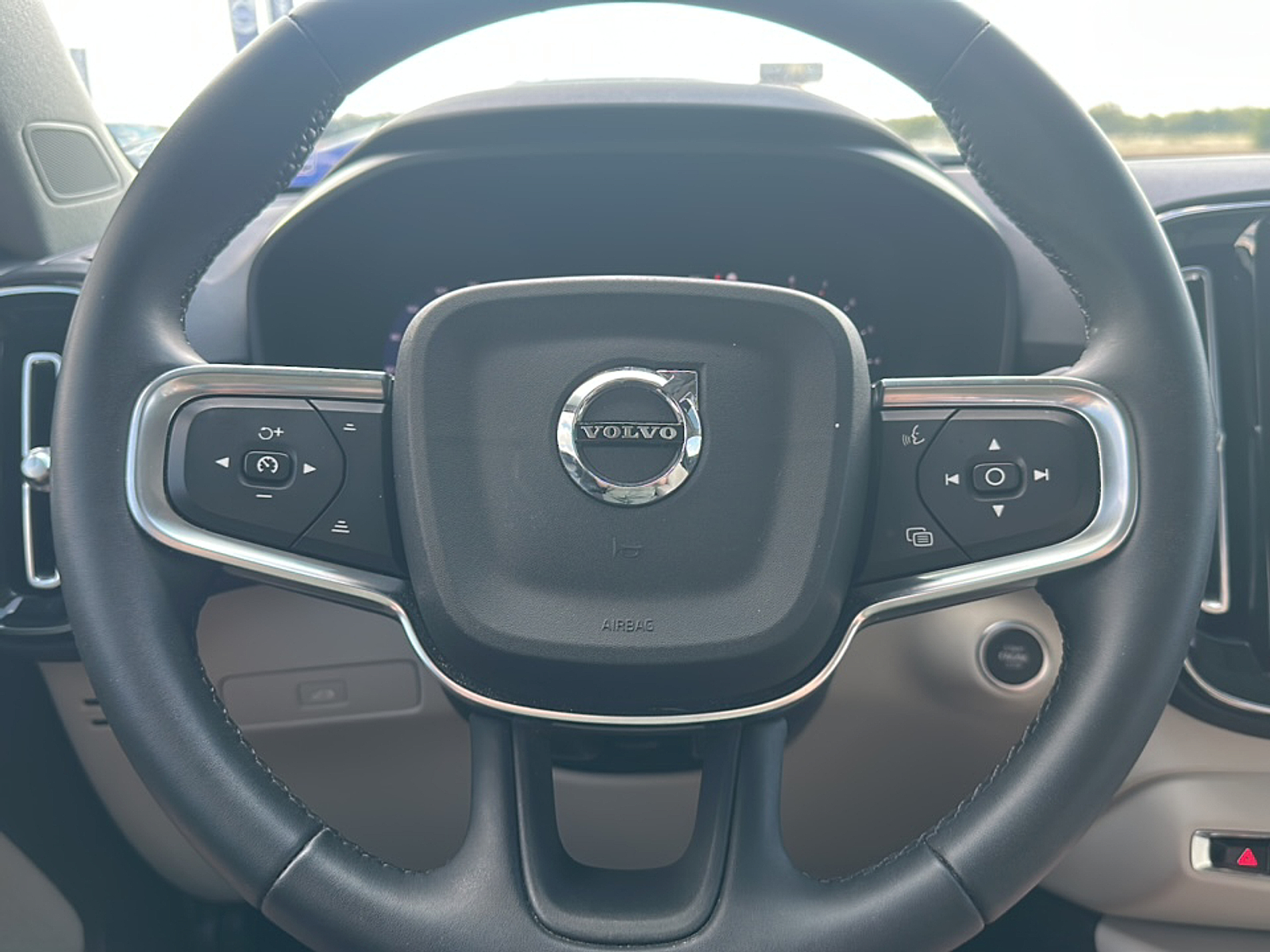 2023 Volvo XC40 Plus photo 14