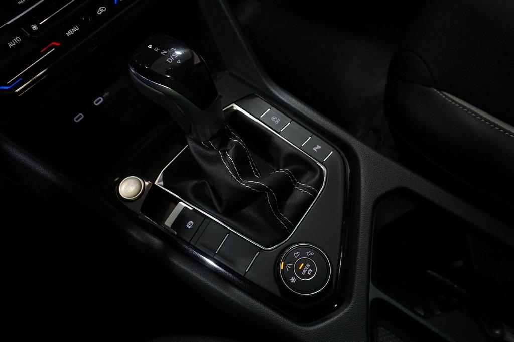 2025 Volkswagen Taos SEL photo 15
