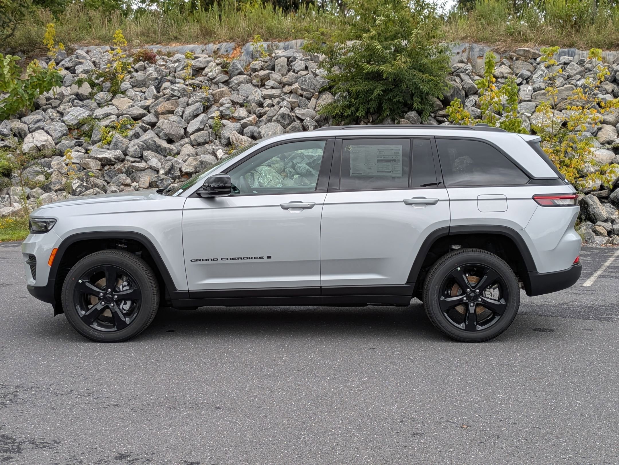 2025 Jeep Grand Cherokee Altitude photo 6