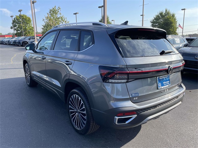 2025 Volkswagen Taos SE photo 4