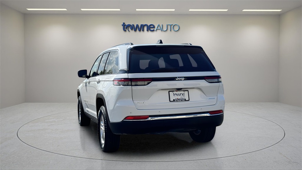 2023 Jeep Grand Cherokee Laredo photo 2