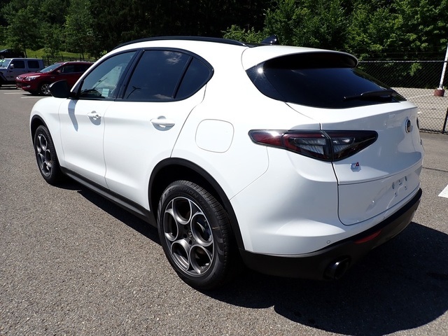 2025 Alfa Romeo Stelvio Sprint Base photo 2