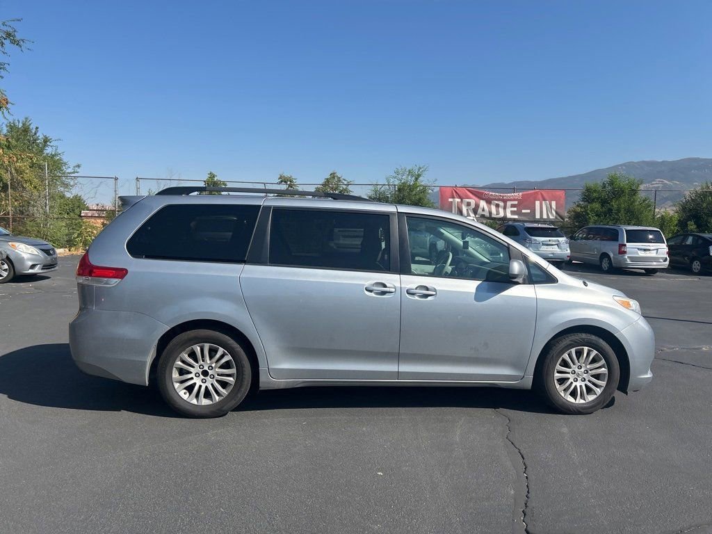 2014 Toyota Sienna XLE photo 2