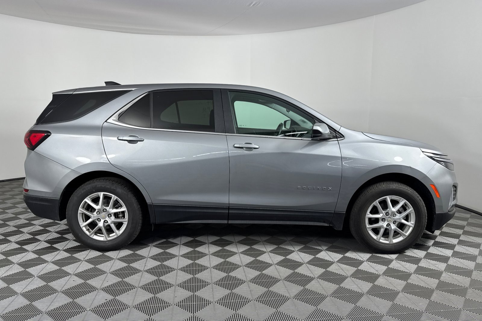2024 Chevrolet Equinox LT photo 3