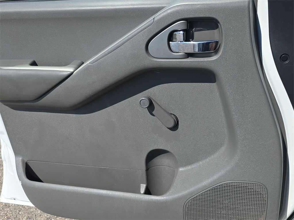 2014 Nissan Frontier S photo 21