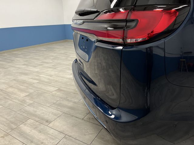 2025 Chrysler Pacifica photo 32