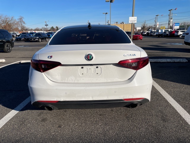 2022 Alfa Romeo Giulia Ti photo 3