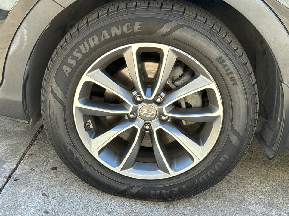 2017 Hyundai Santa Fe SE photo 3