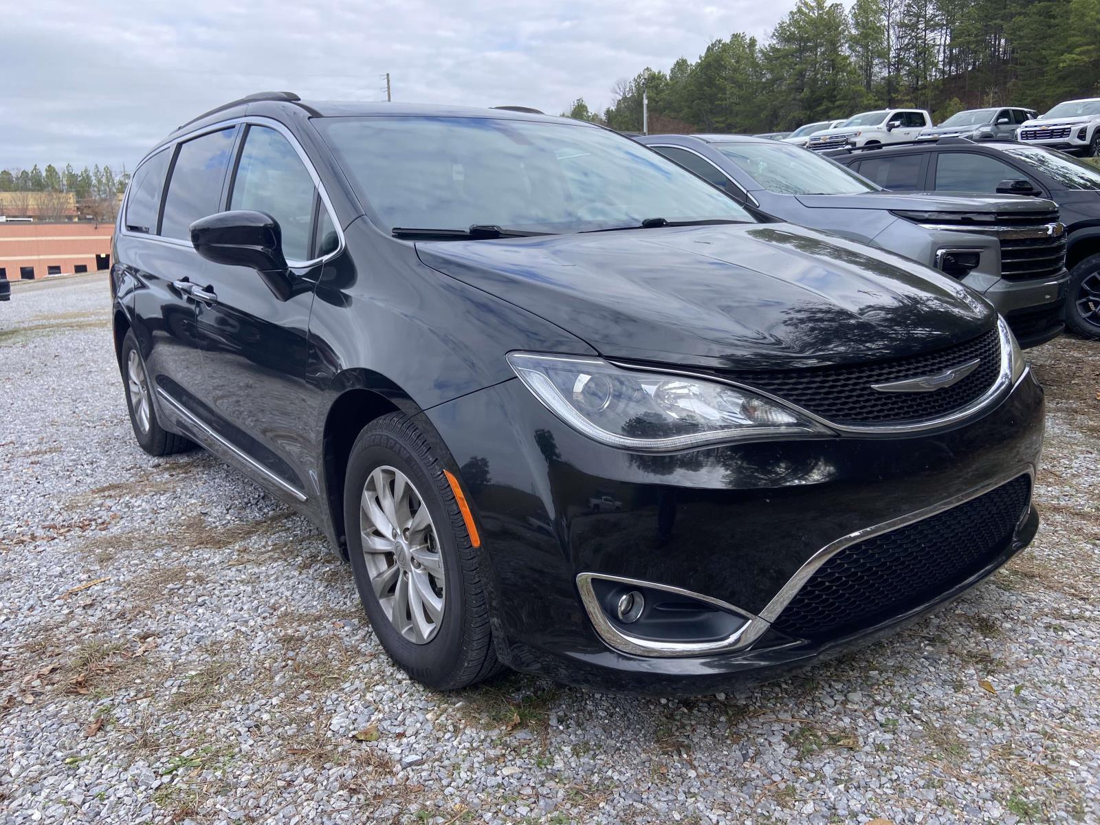 2017 Chrysler Pacifica Touring-L's photo